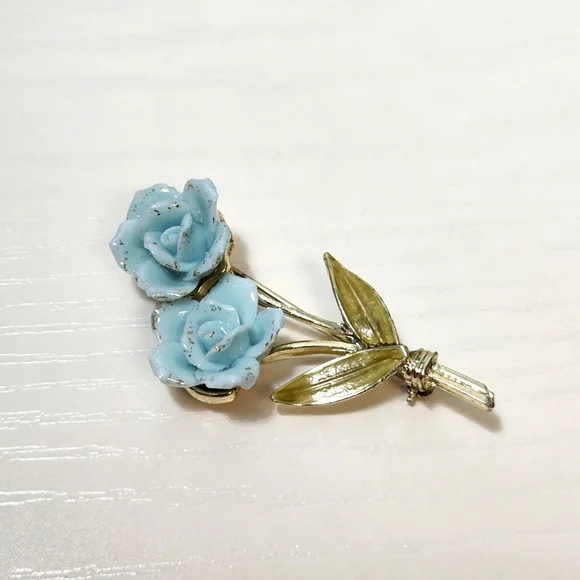 Vintage CORO Baby Blue Porcelain Double Rose Enameled Leaf Brooch Pin - Picture 11 of 11